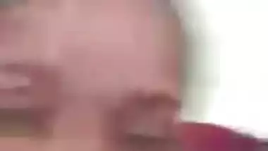 Slim married Tamil wife sharp boobs showing viral MMS