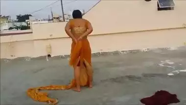 Beautiful bhabhi wearing saree