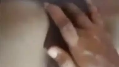 Homely busty Indian girl fingering pussy on cam