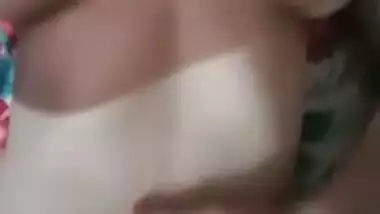 Sis ko ghr m video record krke bheji bhaiya ko uffff