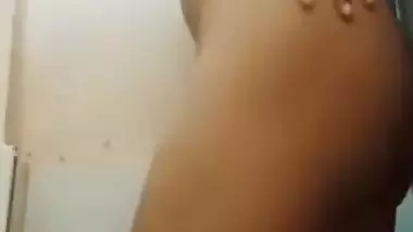 School Girl Kapde Utar Kar Boobs Ko Kya Kar Rahi Hai