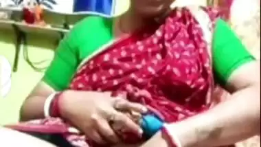 Village aunty saree lifting naked pussy viral show