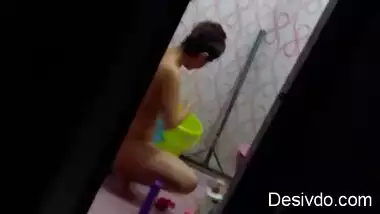 Recording desi girl full nude taking bath and washing her panty