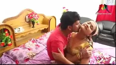 Hyderabadi mature aunty doing romance in bollywood masala