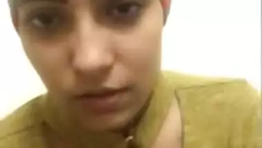 Sexy indian girl huge clevage