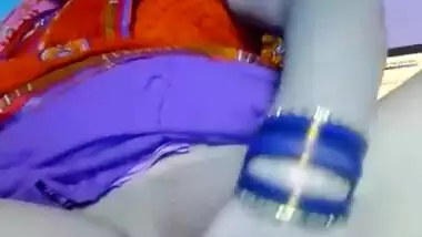 Desi XXX bitch masturbates pussy on webcam while husband is at work