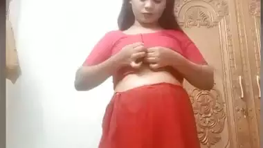 Striptease bhabhi in saree fingering her horny pussy