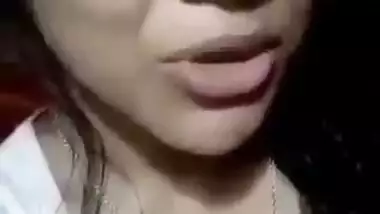 Desi teen show her boobs