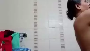 Busty MILF nude bath video making for secret lover