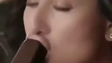???? Kareena Kapoor Loves Licking Suckin her Chocolate Ice Lolly