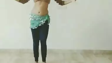 Cute desi abbe with sexy naval dancing