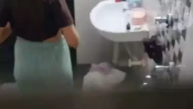 Neighbor girl boobs show before bathing viral MMS