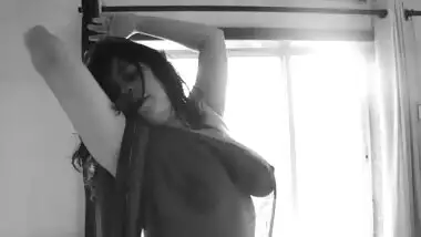 Desi hot babe showing her big boobs