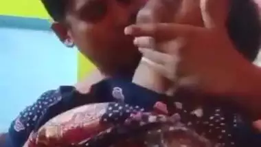 Pervert squeezes mature lady’s boobs in desi aunty sex MMS