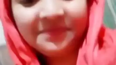 Beautiful bhabhi round boobs showing with sharp nipples