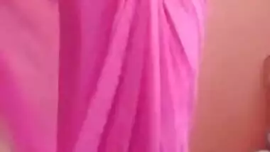 Shari wali sexy bhabhi showing tight boobs and pussy