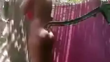 Nephew caught as his village aunty gets outdoor shower, desi XXX mms