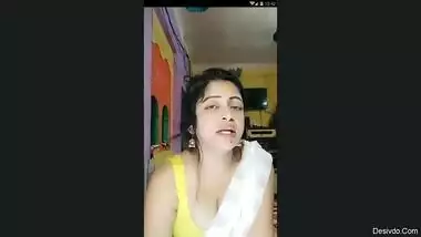 Aunty cleveage show on live chat