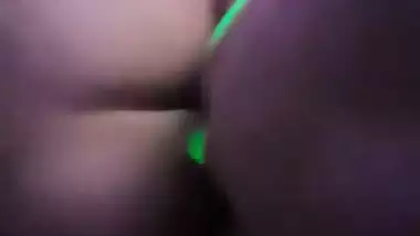 Safada adora dar o rabo enquanto o corno sai com os amigos