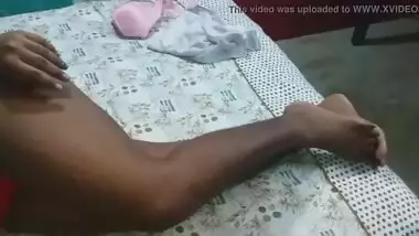 Amateur XXX video of Desi hussy showing off her nude body at home